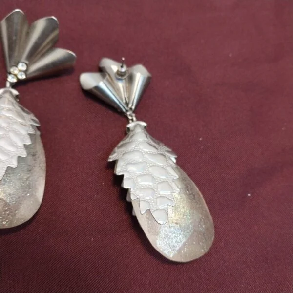 Vintage Retro Large Earing, acrylic and metal pine shape - Image 5