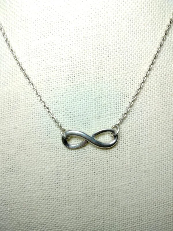 A beautiful infinity symbol Avon silver plated necklace 15in