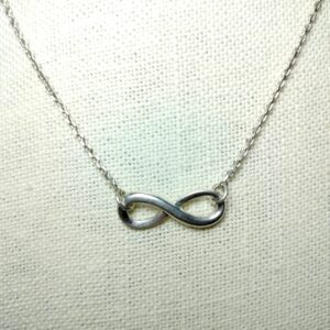 A beautiful infinity symbol Avon silver plated necklace 15in