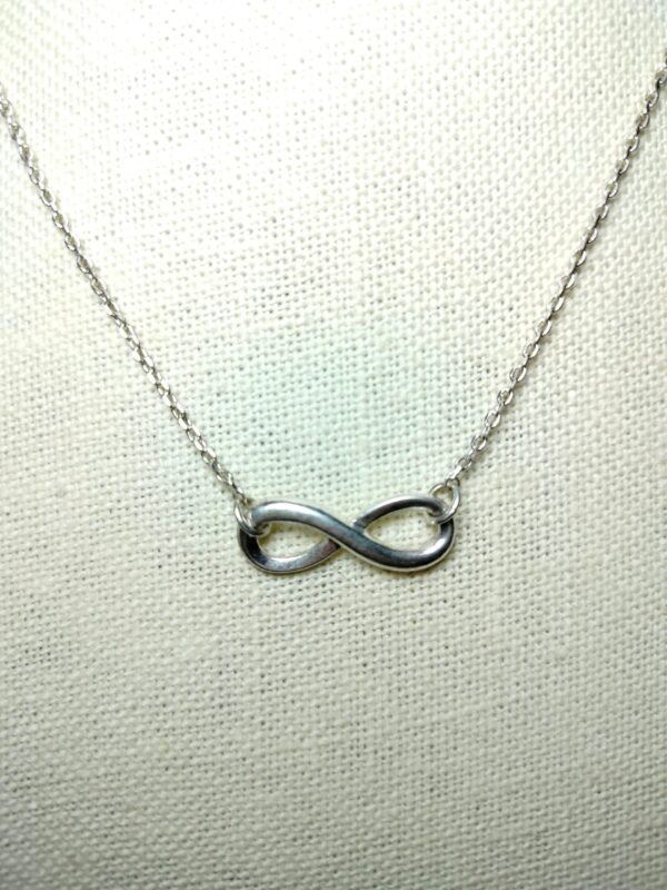 A beautiful infinity symbol Avon silver plated necklace 15in