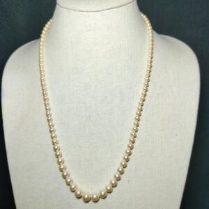 Alovely faux pearls neacklace