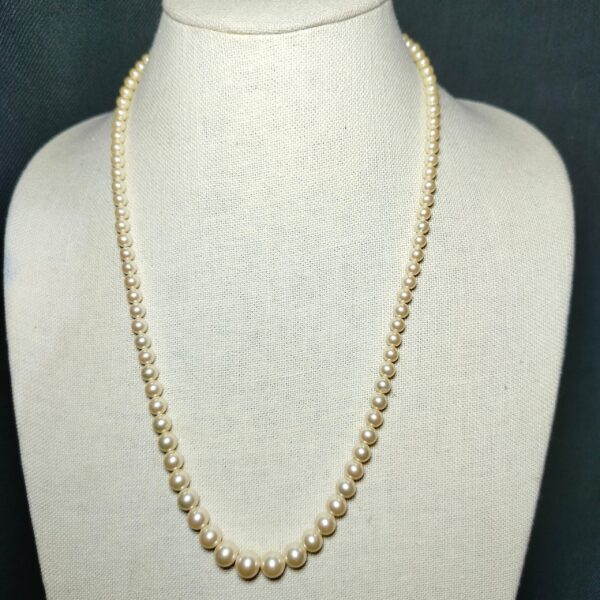 Alovely faux pearls neacklace