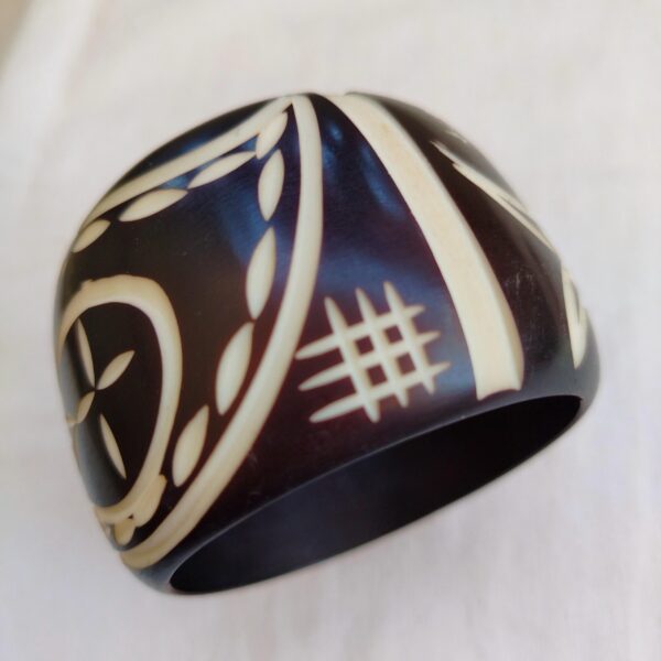 Vintage bohemian carved celluloid brown and white wide Bangle Bracelet - Image 4