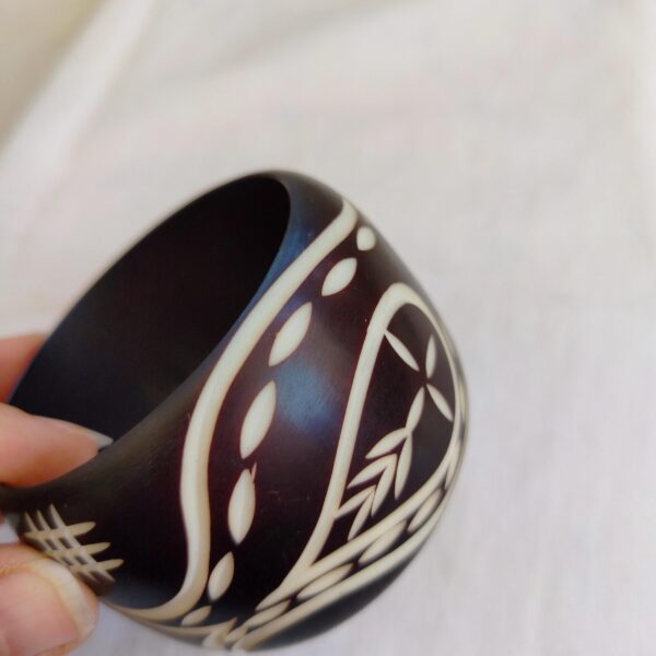 Vintage bohemian carved celluloid brown and white wide Bangle Bracelet - Image 6