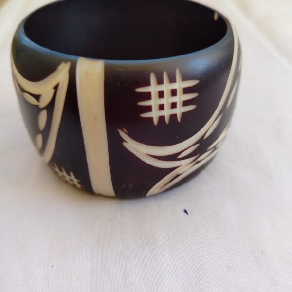 Vintage bohemian carved celluloid brown and white wide Bangle Bracelet - Image 5