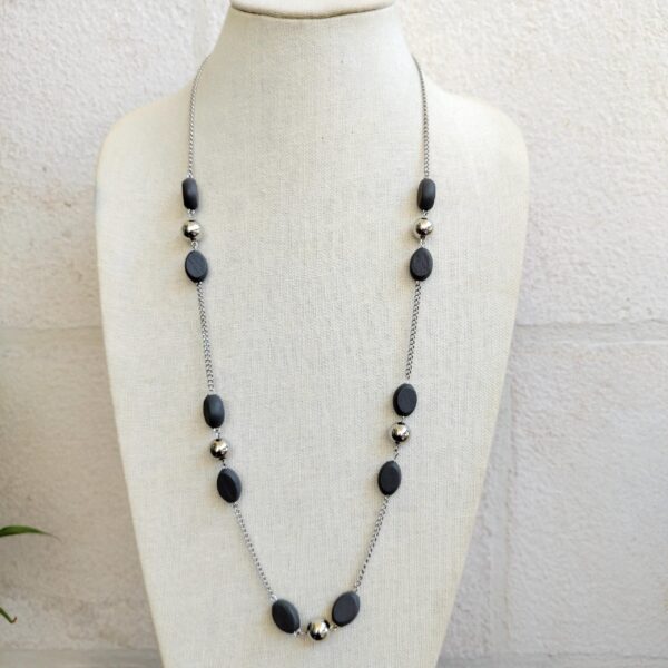 Lovely silver tone grey wooden bead necklace - Image 2