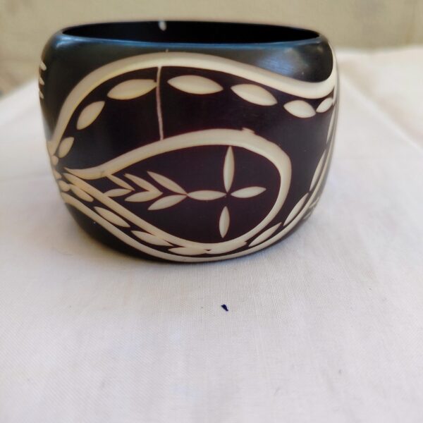 Vintage bohemian carved celluloid brown and white wide Bangle Bracelet - Image 3