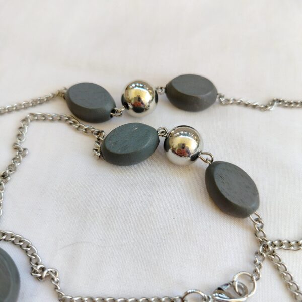 Lovely silver tone grey wooden bead necklace - Image 5
