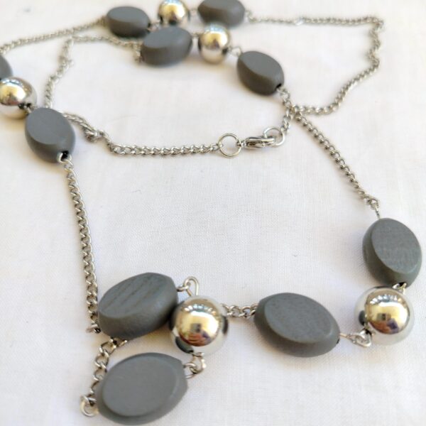 Lovely silver tone grey wooden bead necklace - Image 3