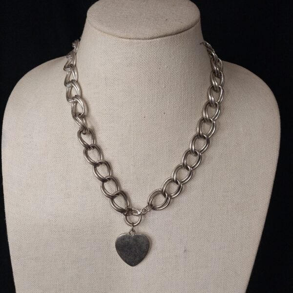 Chunky Chain Necklace with Vintage Heart Pendant – Silver Tone