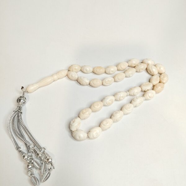 مسبحة من عظم الجمل المحفور – تصميم بيضاوي بنقوHand-Carved Camel Bone Prayer Beads – Oval with Star Pattern  نجمية - Image 5