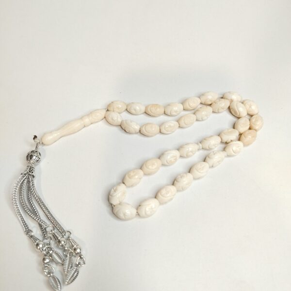 مسبحة من عظم الجمل المحفور – تصميم بيضاوي بنقوHand-Carved Camel Bone Prayer Beads – Oval with Star Pattern  نجمية - Image 5
