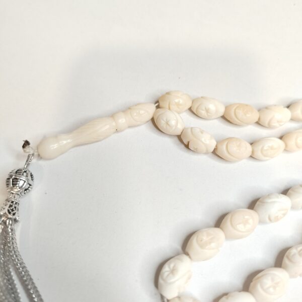 مسبحة من عظم الجمل المحفور – تصميم بيضاوي بنقوHand-Carved Camel Bone Prayer Beads – Oval with Star Pattern  نجمية - Image 4