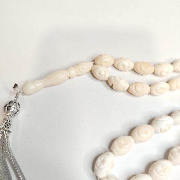 مسبحة من عظم الجمل المحفور – تصميم بيضاوي بنقوHand-Carved Camel Bone Prayer Beads – Oval with Star Pattern  نجمية - Image 4