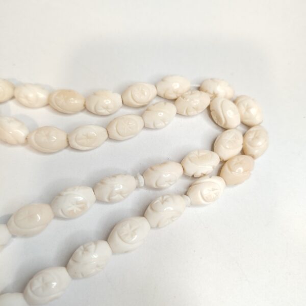 مسبحة من عظم الجمل المحفور – تصميم بيضاوي بنقوHand-Carved Camel Bone Prayer Beads – Oval with Star Pattern  نجمية - Image 3