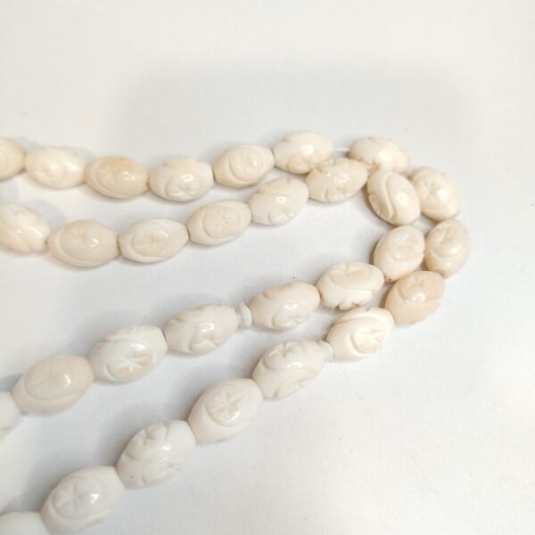 مسبحة من عظم الجمل المحفور – تصميم بيضاوي بنقوHand-Carved Camel Bone Prayer Beads – Oval with Star Pattern  نجمية - Image 3