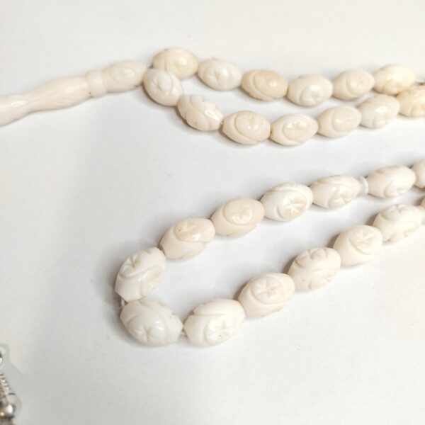 مسبحة من عظم الجمل المحفور – تصميم بيضاوي بنقوHand-Carved Camel Bone Prayer Beads – Oval with Star Pattern  نجمية - Image 2