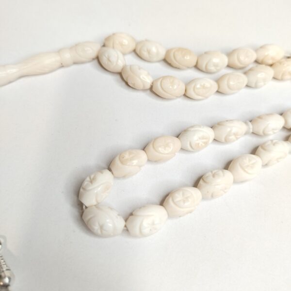 مسبحة من عظم الجمل المحفور – تصميم بيضاوي بنقوHand-Carved Camel Bone Prayer Beads – Oval with Star Pattern  نجمية - Image 2