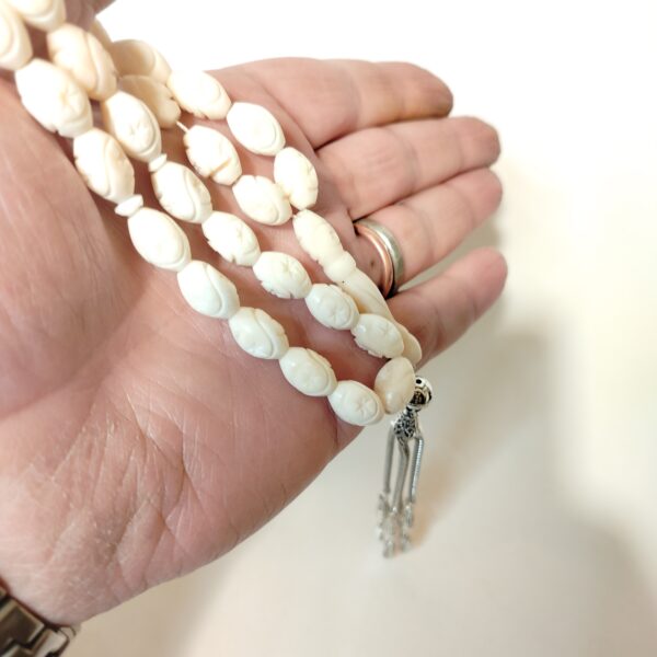 مسبحة من عظم الجمل المحفور – تصميم بيضاوي بنقوHand-Carved Camel Bone Prayer Beads – Oval with Star Pattern  نجمية