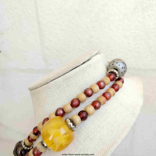 Earthy Wood & Amber-Inspired Bead Necklace عقد من الخرز الخشبي مع لمسة كهرمانية - Image 5
