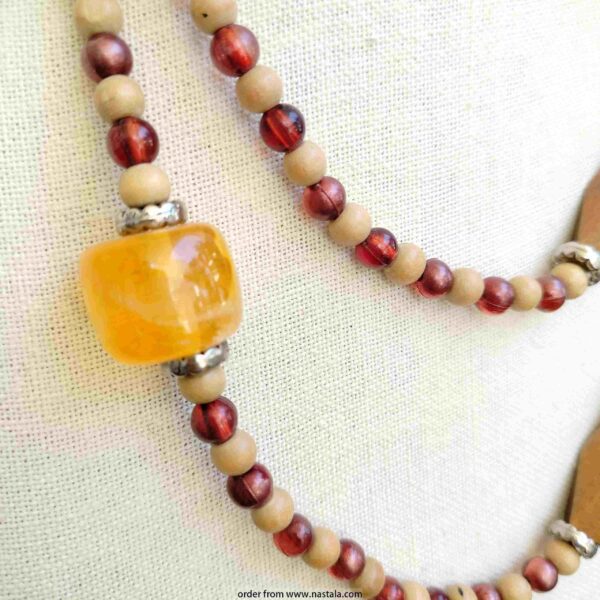 Earthy Wood & Amber-Inspired Bead Necklace عقد من الخرز الخشبي مع لمسة كهرمانية - Image 4