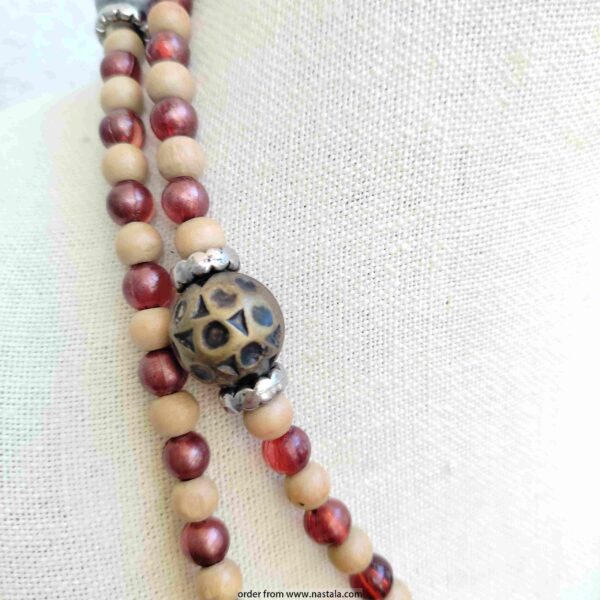 Earthy Wood & Amber-Inspired Bead Necklace عقد من الخرز الخشبي مع لمسة كهرمانية - Image 3