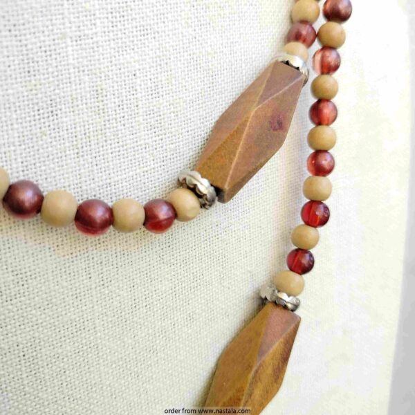 Earthy Wood & Amber-Inspired Bead Necklace عقد من الخرز الخشبي مع لمسة كهرمانية - Image 2