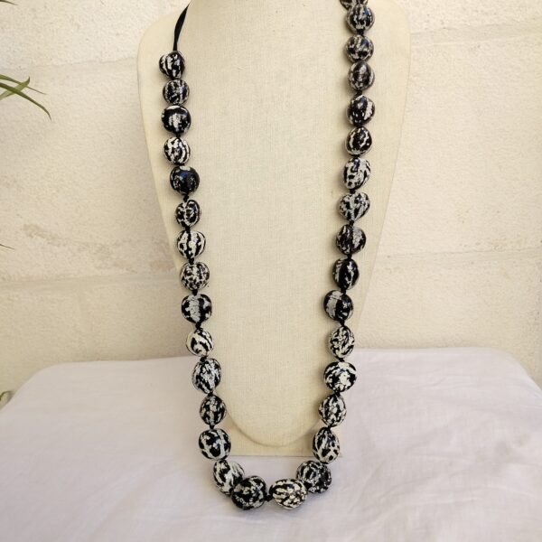 Vintage costume jewelry black and white chestnut ribbon necklace