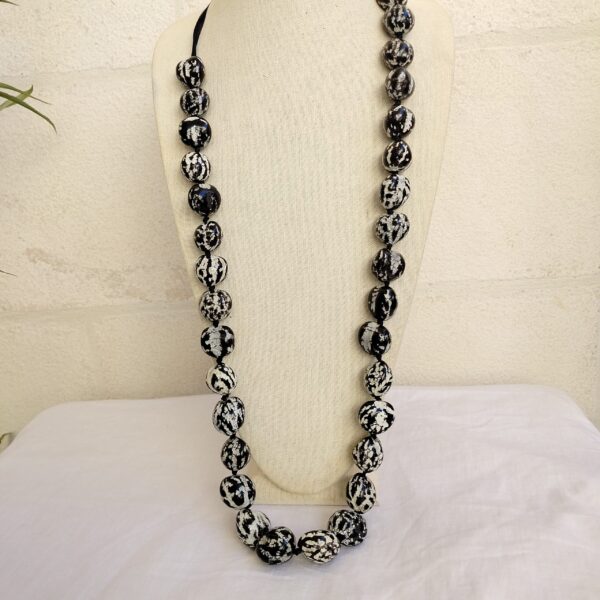 Vintage costume jewelry black and white chestnut ribbon necklace