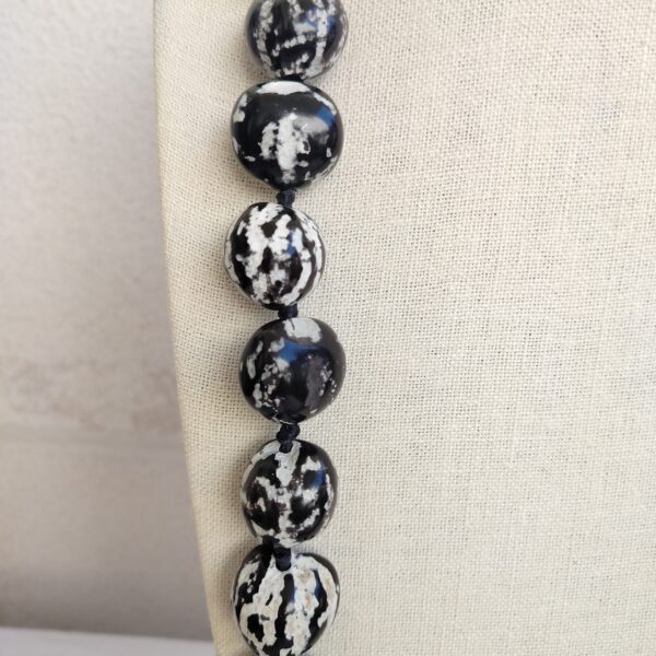 Vintage costume jewelry black and white chestnut ribbon necklace - Image 2