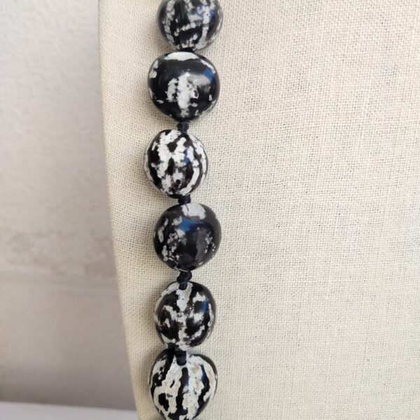 Vintage costume jewelry black and white chestnut ribbon necklace - Image 2