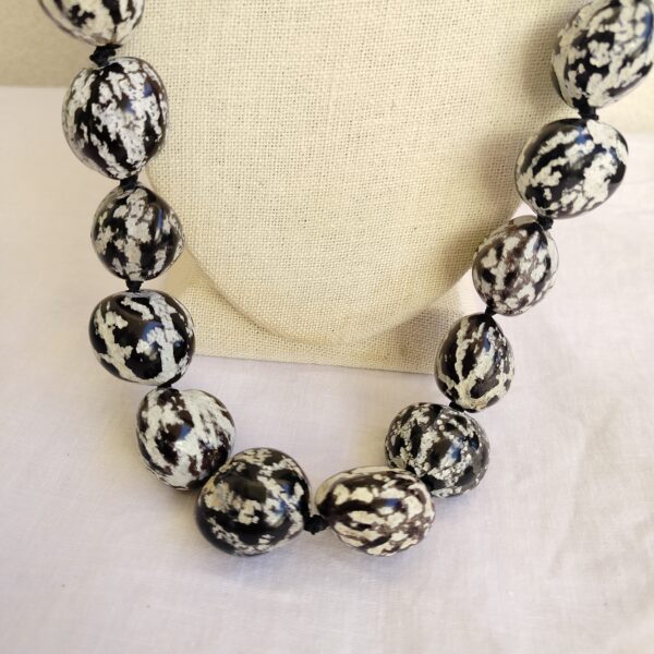 Vintage costume jewelry black and white chestnut ribbon necklace - Image 3