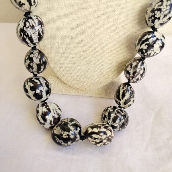 Vintage costume jewelry black and white chestnut ribbon necklace - Image 3