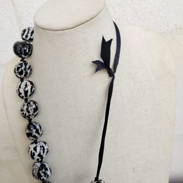 Vintage costume jewelry black and white chestnut ribbon necklace - Image 4