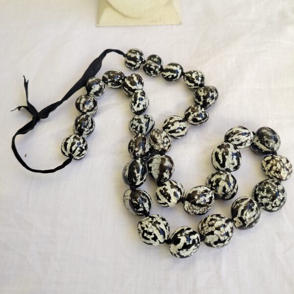 Vintage costume jewelry black and white chestnut ribbon necklace - Image 5