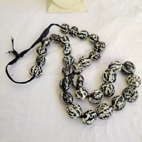 Vintage costume jewelry black and white chestnut ribbon necklace - Image 5