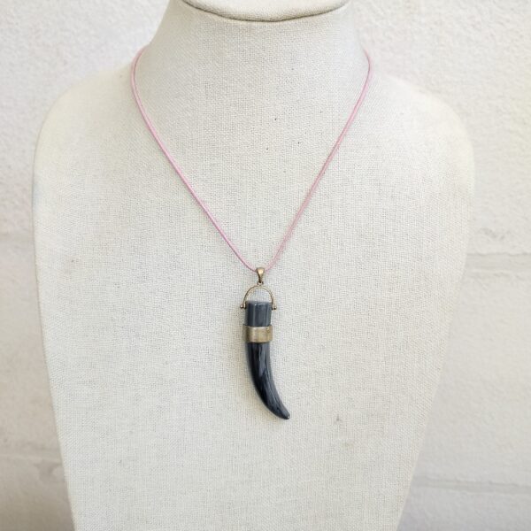 Plastic Grey  Horn Pendant Necklace with Pink Cord - قلادة قرن بلاستيكي سكني مع حبل وردي