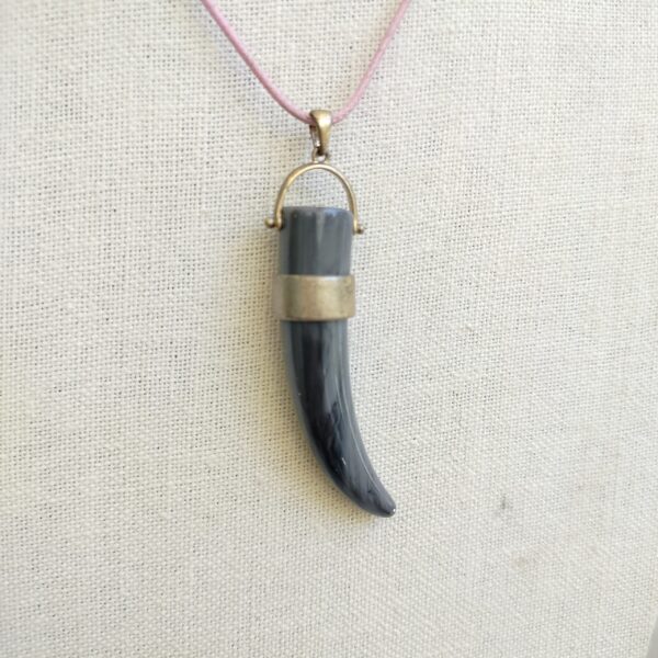 Plastic Grey  Horn Pendant Necklace with Pink Cord - قلادة قرن بلاستيكي سكني مع حبل وردي - Image 2