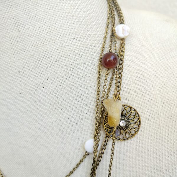Multi-Layered Necklace with Beads and Decorative Accents - قلادة متعددة الطبقات مع خرز وزخارف - Image 3