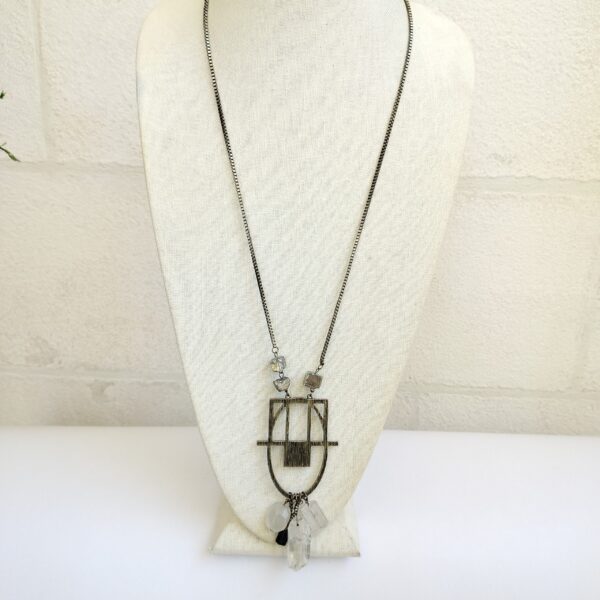 Geometric Pendant Necklace with Natural Crystals - قلادة مع قلادة هندسية وبلورات طبيعية