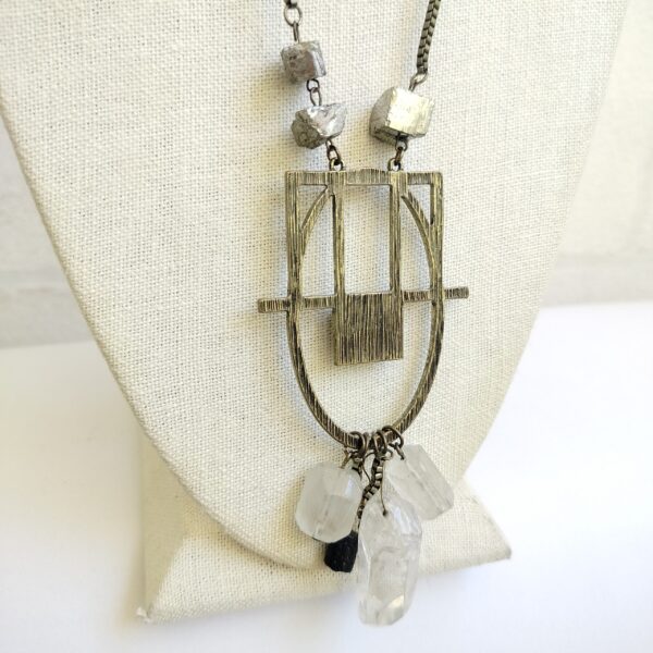 Geometric Pendant Necklace with Natural Crystals - قلادة مع قلادة هندسية وبلورات طبيعية - Image 4