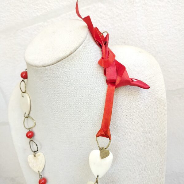 Heart-Shaped Beaded Necklace with Red Accents and Ribbon - قلادة خرز بشكل قلوب مع لمسات حمراء ورباط - Image 2
