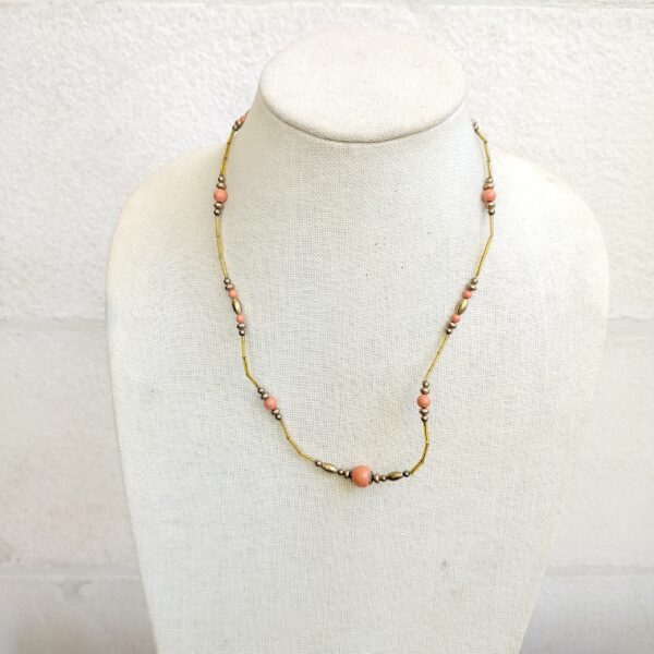 Delicate Beaded Necklace with Pink and Gold Accents - قلادة رقيقة مع خرز وردي ولمسات ذهبية