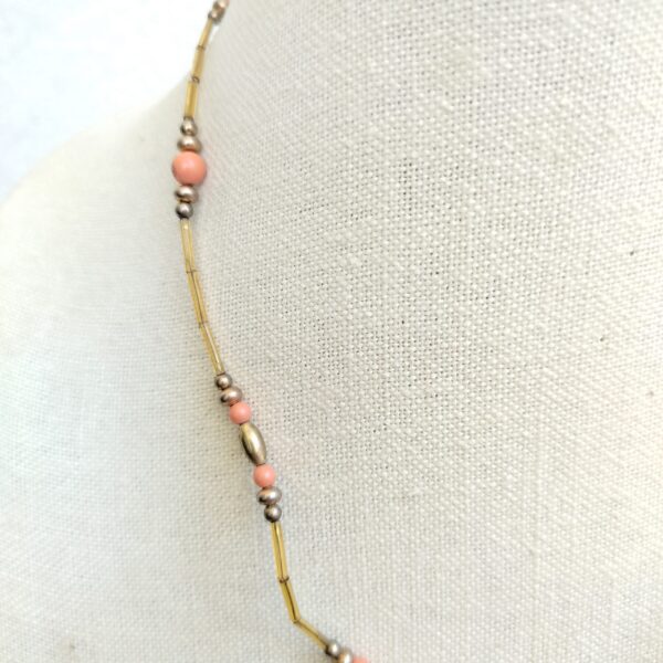Delicate Beaded Necklace with Pink and Gold Accents - قلادة رقيقة مع خرز وردي ولمسات ذهبية - Image 2