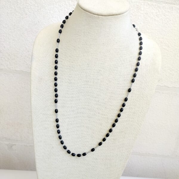 Simple Black Beaded Necklace - قلادة بسيطة من الخرز الأسود