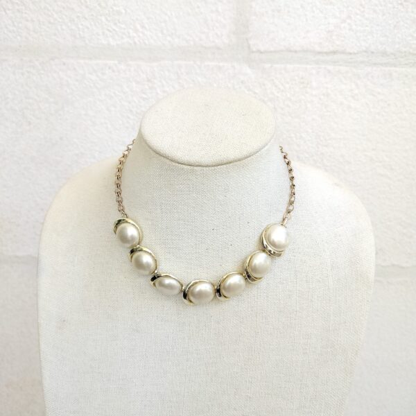 Faux Pearl Necklace with Gold Accents - قلادة لؤلؤ صناعي مع تفاصيل ذهبية