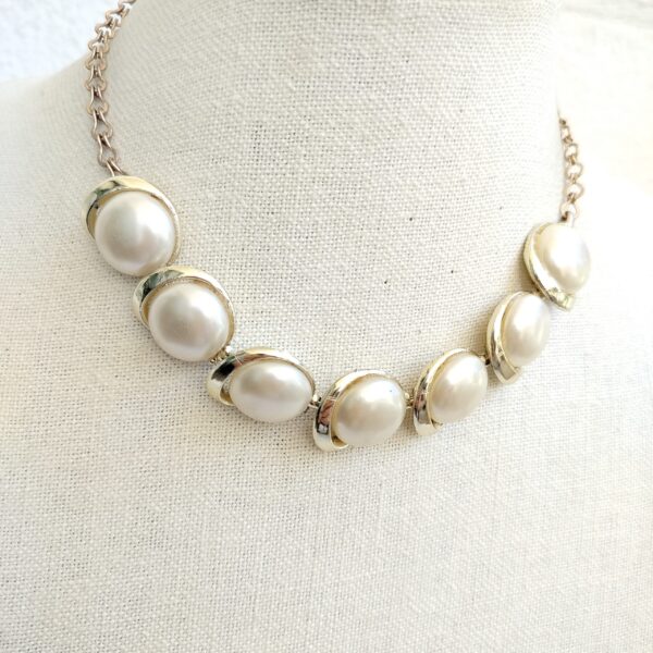 Faux Pearl Necklace with Gold Accents - قلادة لؤلؤ صناعي مع تفاصيل ذهبية - Image 3
