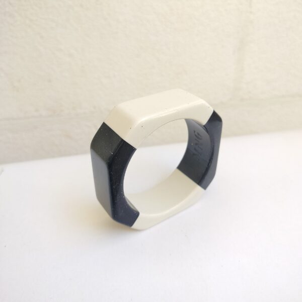 Black and White Geometric Resin Bangle - سوار من الراتنج بتصميم هندسي باللونين الأسود والأبيض - Image 2