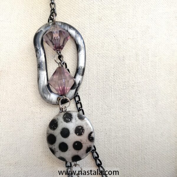 A bold necklace with spotted pendants and purple geometric beads | قلادة جريئة مع قلادات مزخرفة بنقاط وخرز هندسي بنفسجي - Image 5