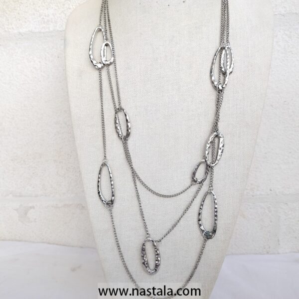 A multi-chain necklace with textured oval metal links | قلادة متعددة السلاسل مع حلقات معدنية بيضاوية مزخرفة